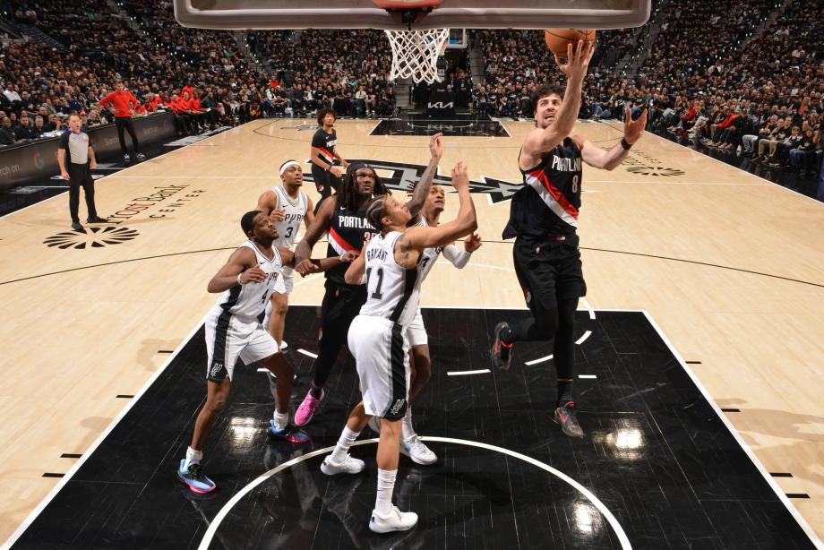 亨德森31分文班伤退 开拓者逆转马刺扳平总比分