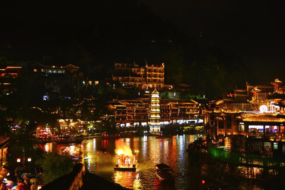 湖南凤凰古城解锁浪漫夜游假日时光_地方_央视网(cctv.com)