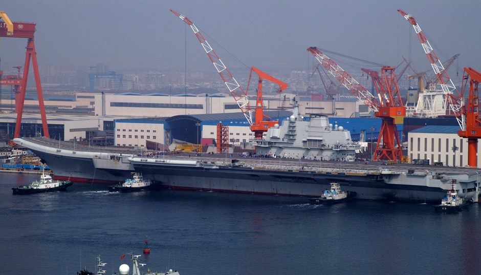 2012年9月23日下午16时许,中国 第 一艘航母平台16号舰在大连举行交船