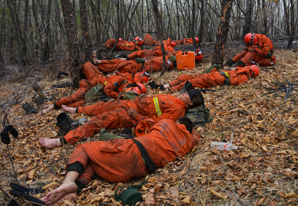 官兵脱下湿透的鞋袜,躺在地上休息片刻.(郭冠洲摄)