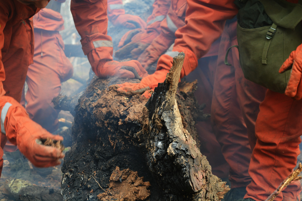火场缺少水源,战士用泥巴灭火.(胥兴龙摄)