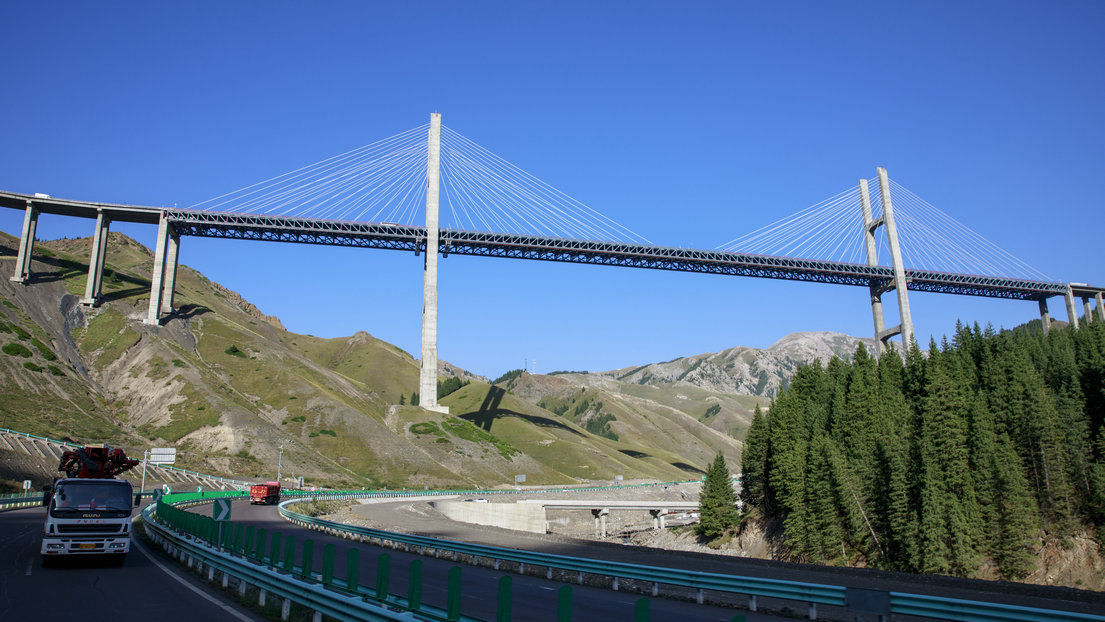 【新时代·幸福美丽新边疆】在中国最长高速公路邂逅新疆第一高桥
