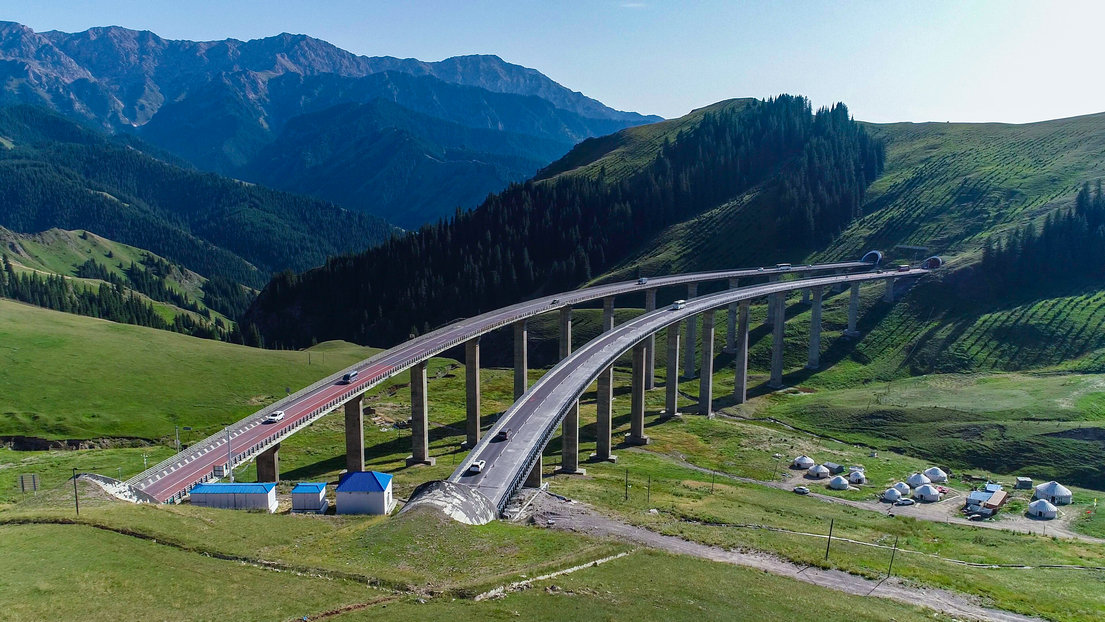 【新时代·幸福美丽新边疆】在中国最长高速公路邂逅新疆第一高桥