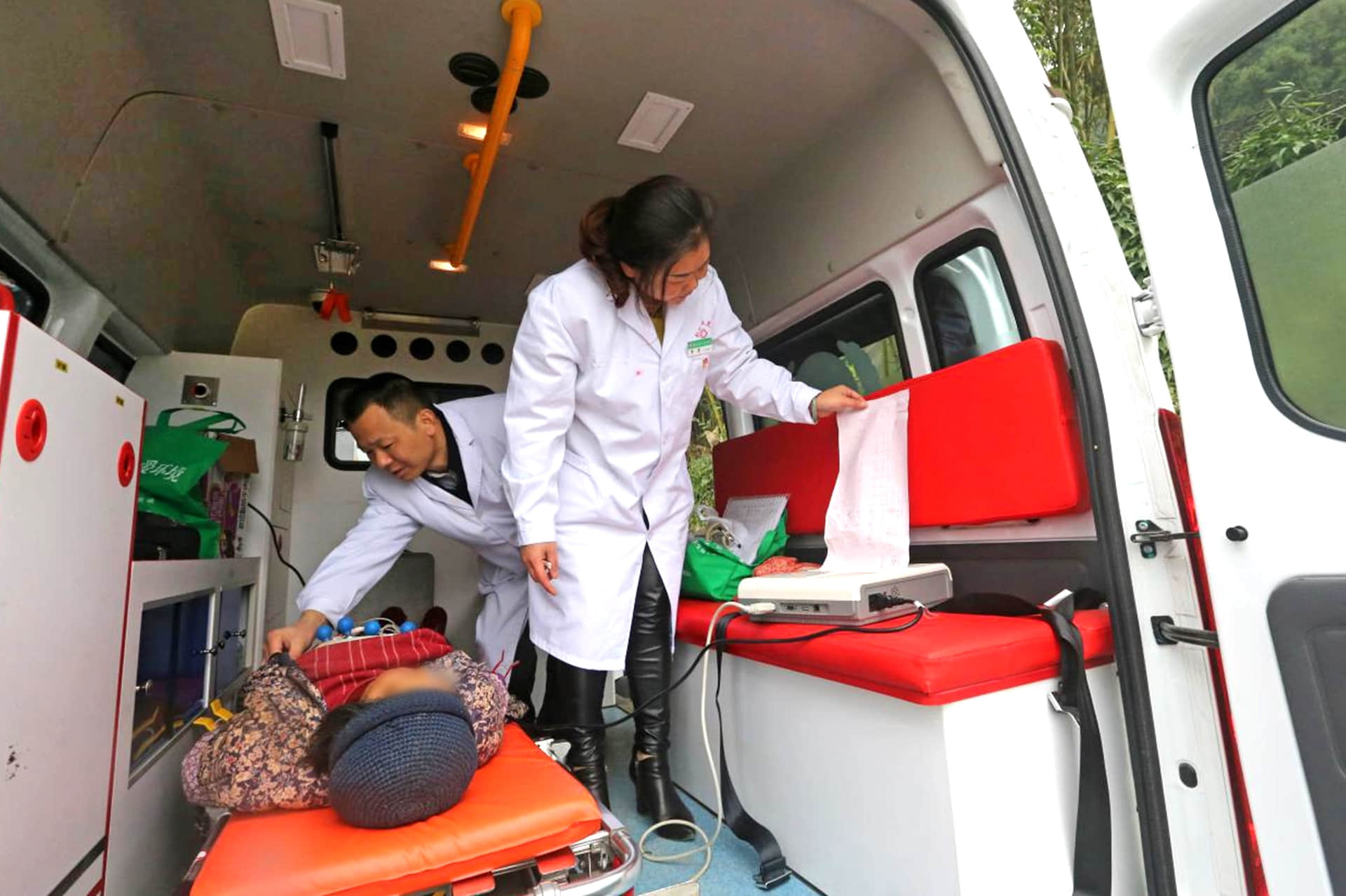 重慶市健康扶貧流動醫院開展下鄉巡診工作。