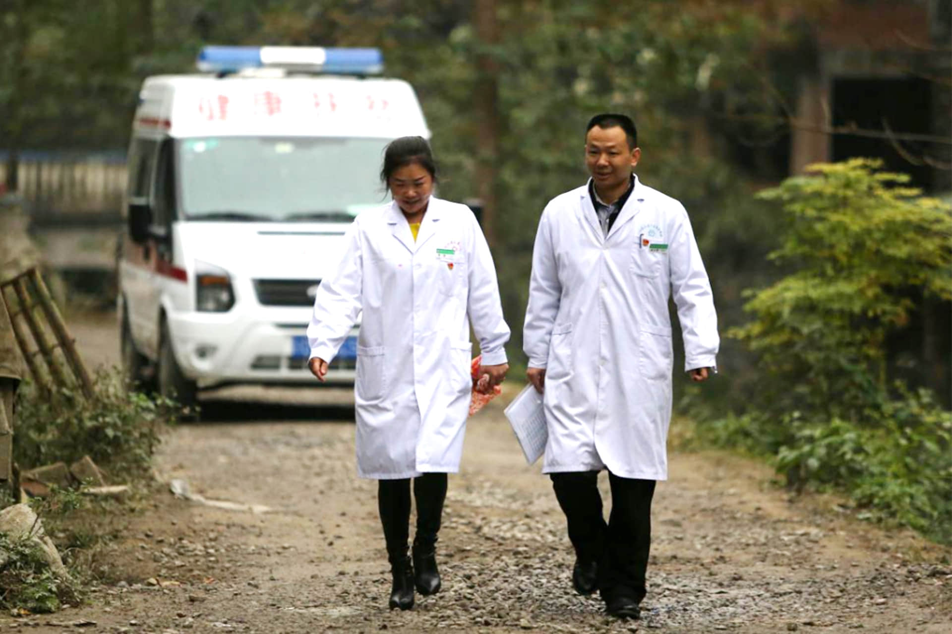 重慶市健康扶貧流動醫院開展下鄉巡診工作。