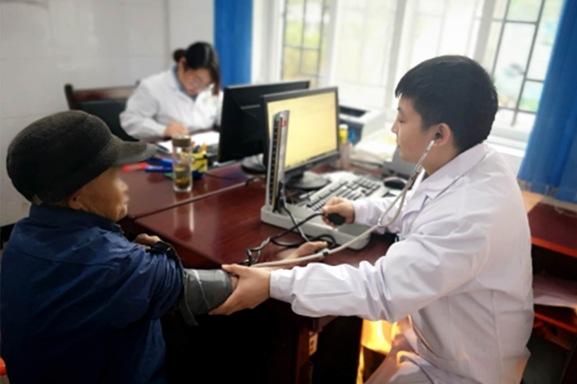 2010年陜省西首批定向醫學生郭發剛，畢業後選擇了距家300公里外的大山深處衞生院，曾任陜西省漢中市留壩縣玉皇廟鎮中心衞生院醫務科主任，2020年10月被破格提拔為留壩縣江口鎮中心衞生院院長。