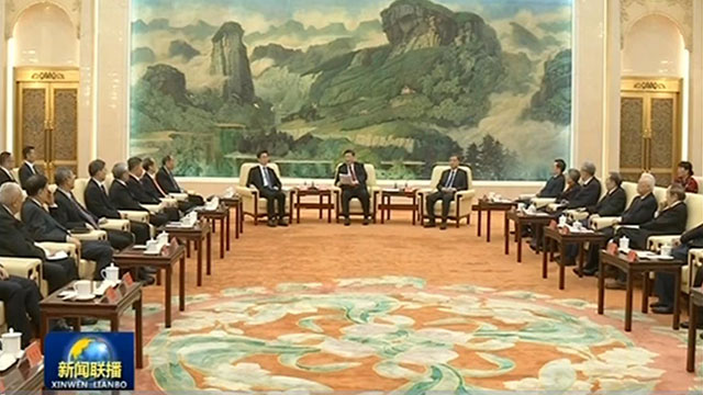 习近平同党外人士共迎新春 代表中共中央 向各民主党派 工商联和无党派人士 向统一战线广大成员 致以新春的祝福