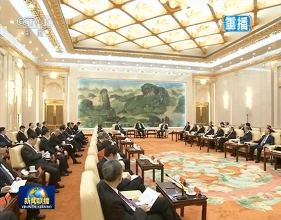 习近平同党外人士共迎新春 代表中共中央 向各民主党派 工商联和无党派人士 向统一战线广大成员 致以诚挚的问候和新春的祝福