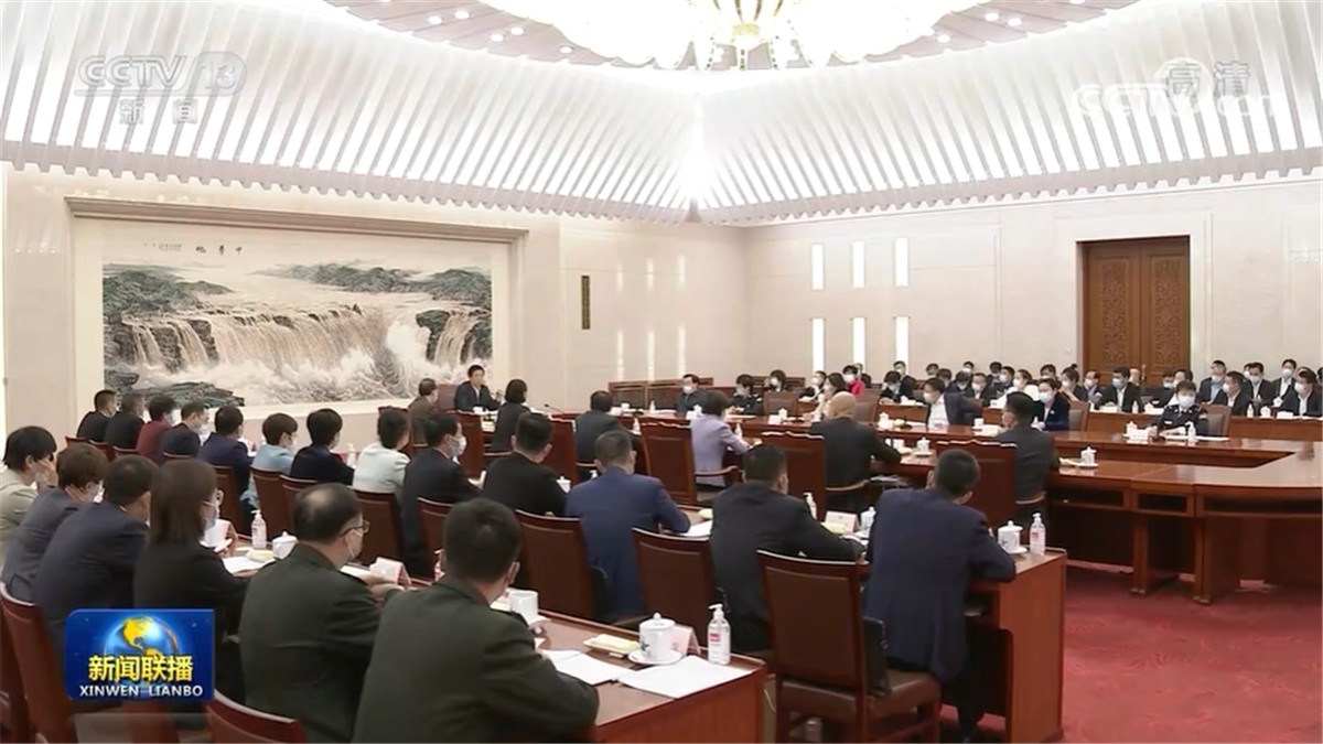 栗战书与全国人大常委会会议列席代表座谈