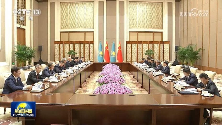 李强会见哈萨克斯坦总统