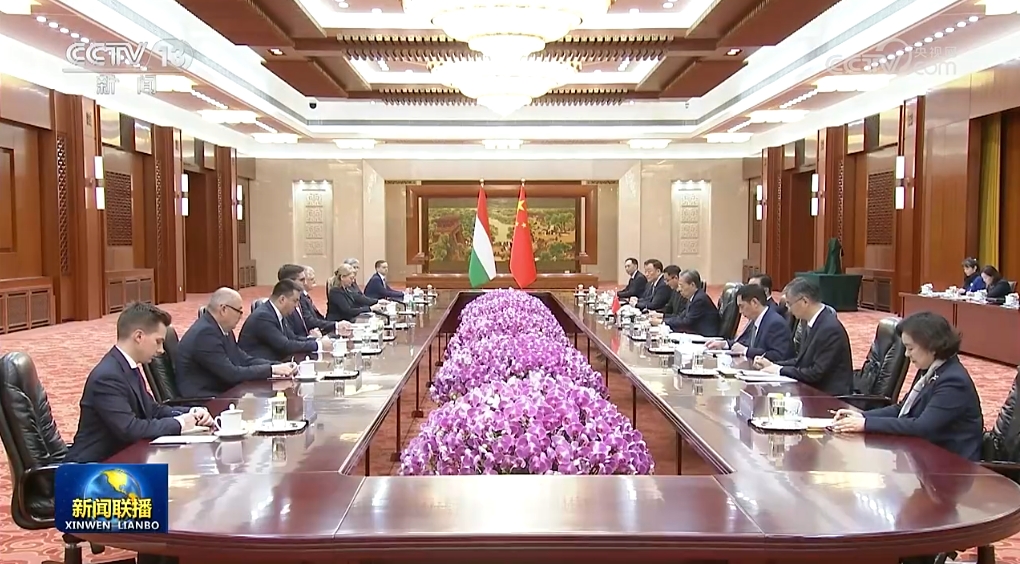 赵乐际同匈牙利国会主席举行会谈