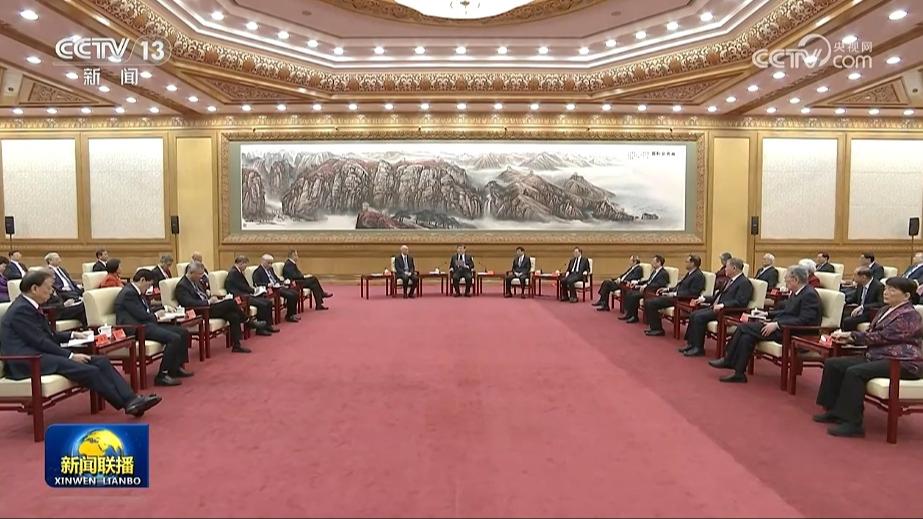 习近平同党外人士共迎新春 代表中共中央 向各民主党派 工商联和无党派人士 向统一战线广大成员 致以诚挚问候和新春祝福