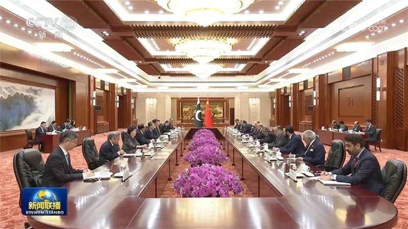 赵乐际会见巴基斯坦总理
