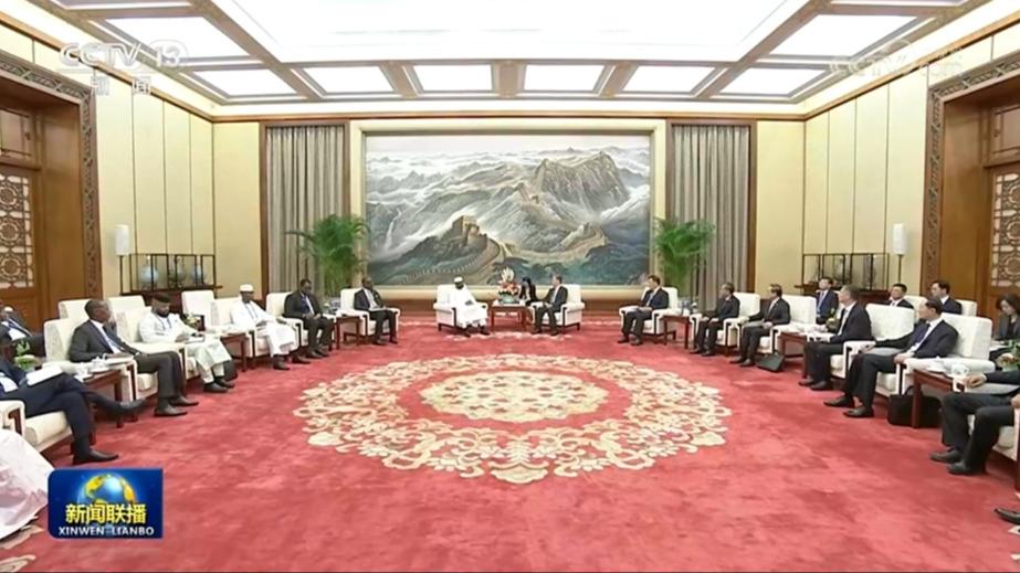 赵乐际会见马里总统