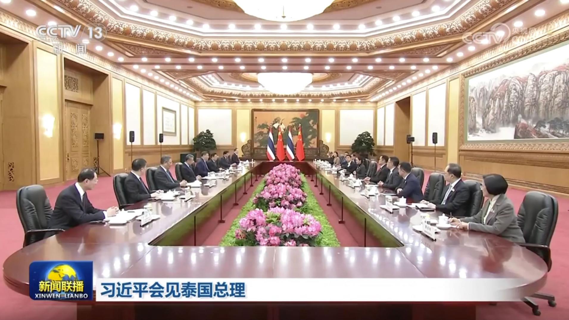习近平会见泰国总理