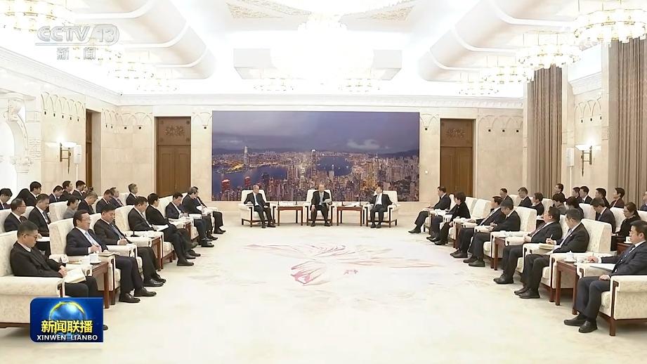 赵乐际看望参加十四届全国人大三次会议报道的新闻工作者