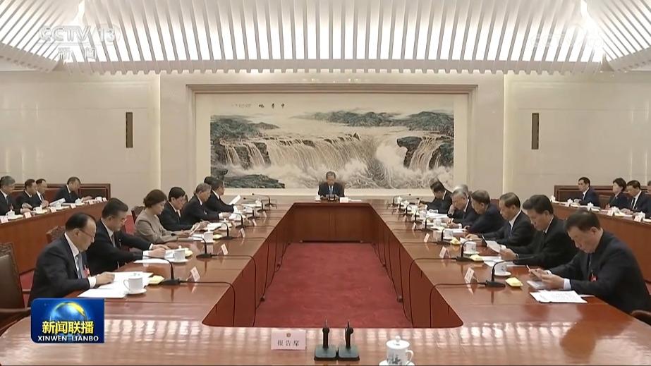 十四届全国人大三次会议主席团常务主席第一次会议举行
