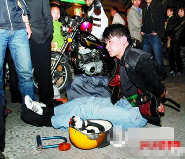 偷车贼悲惨下场 当啥也别当小偷