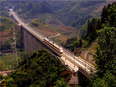 沪昆高铁贵州段300公里时.