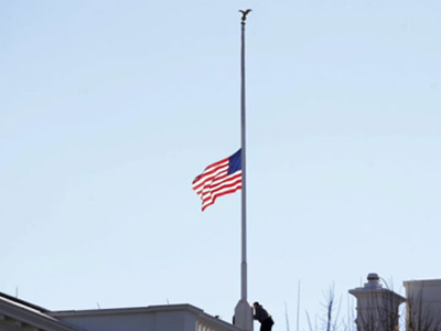 美国白宫降半旗悼念加州枪击.