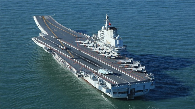 辽宁舰航母10架舰载机同时现身