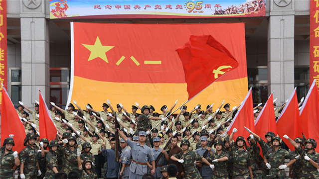 今年的"八一",火箭军某部围绕庆祝中国共产党成立95周年和纪念长征