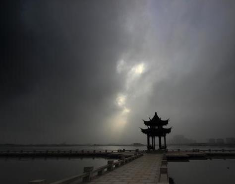 全国多地大风降温 今年冬天真会"冻哭"?