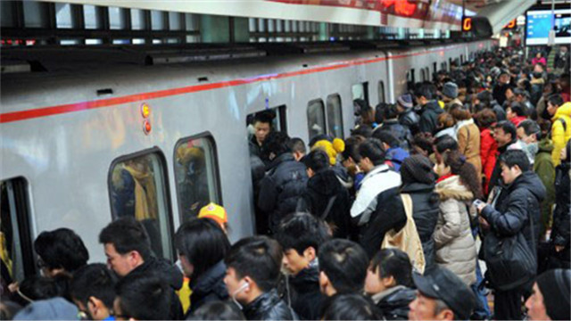 中国流动人口规模超2.4亿 平均月收入超4500元