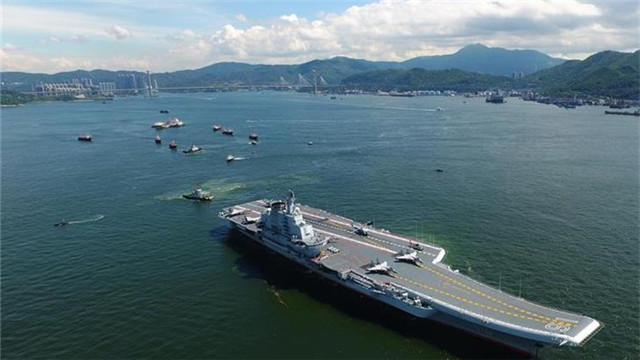 辽宁舰航母编队驶离香港市民依依不舍道别