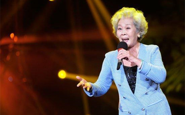 40年前唱遍天下，比难忘今宵还经典的春晚金曲，行将重新