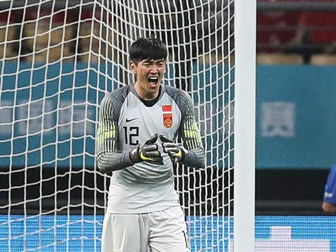 [天下足球]颜骏凌逆天神扑领衔一周十佳扑救