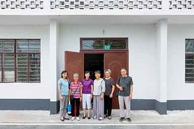 ▲曾在“慈舟养老院”生活过的老人及其子女在门口留影（7月31日摄）。