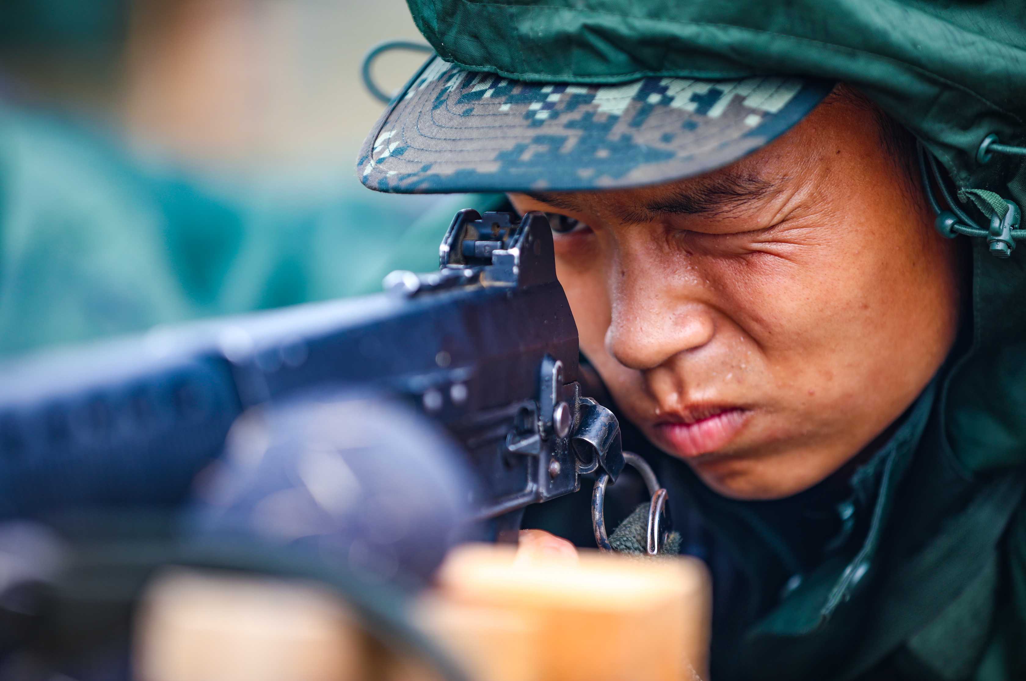 首次打靶五十环这名武警新兵真牛