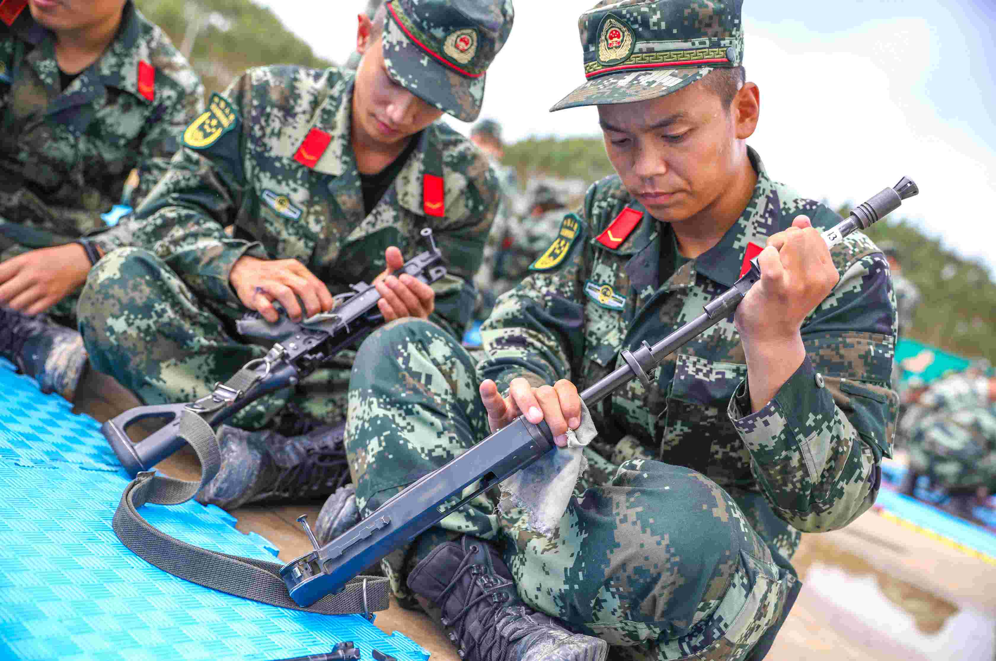 首次打靶五十环这名武警新兵真牛