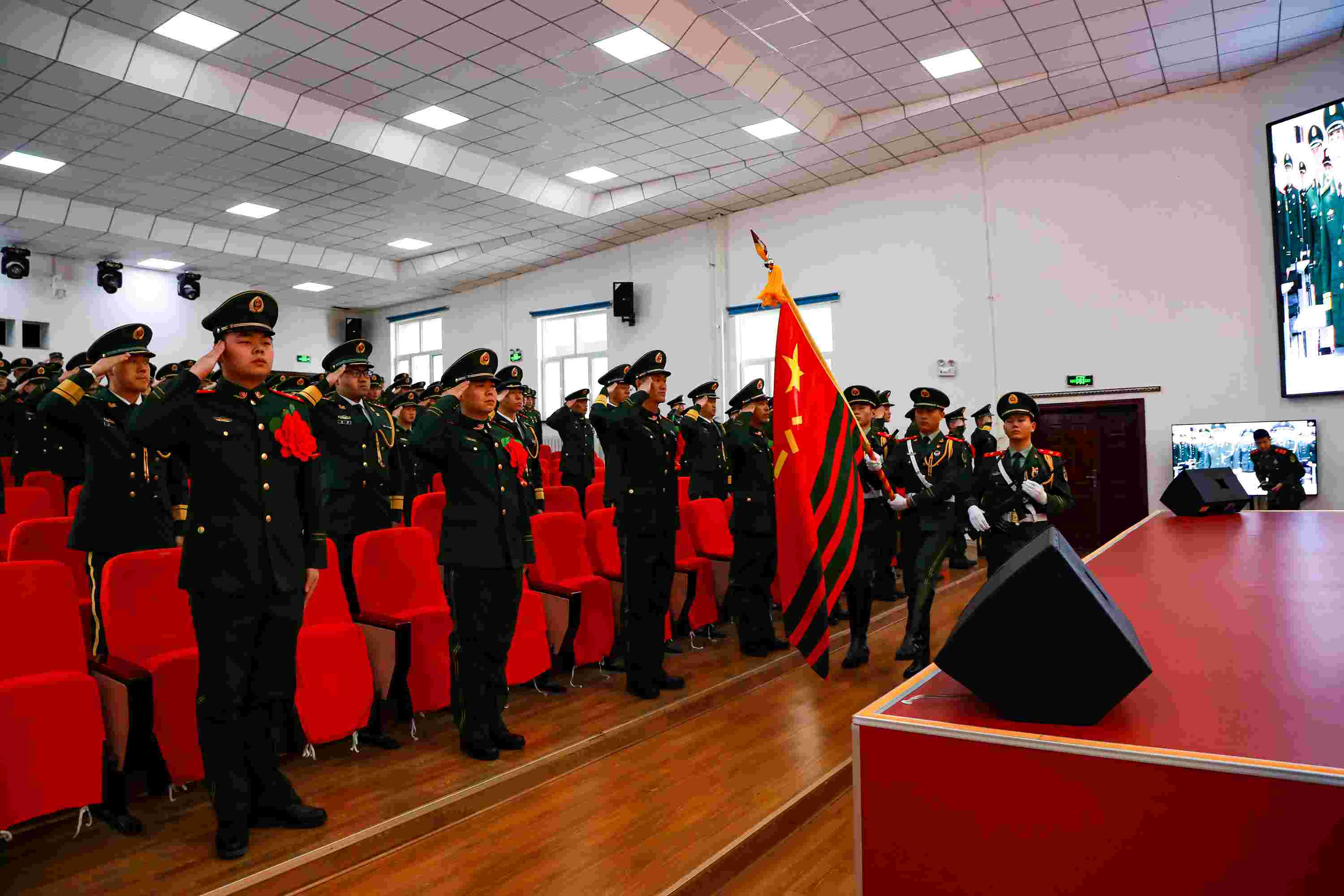 泪别营盘再出发武警新疆总队克拉玛依支队举行冬季士兵退役仪式暨表彰