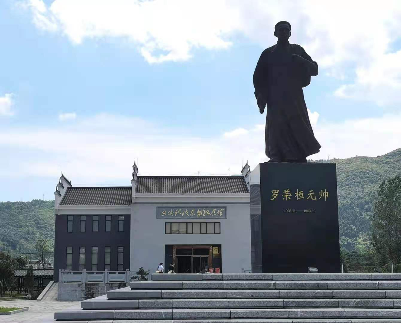 荻田村成为革命教育、党史学习的打卡地。（摄/徐辉）