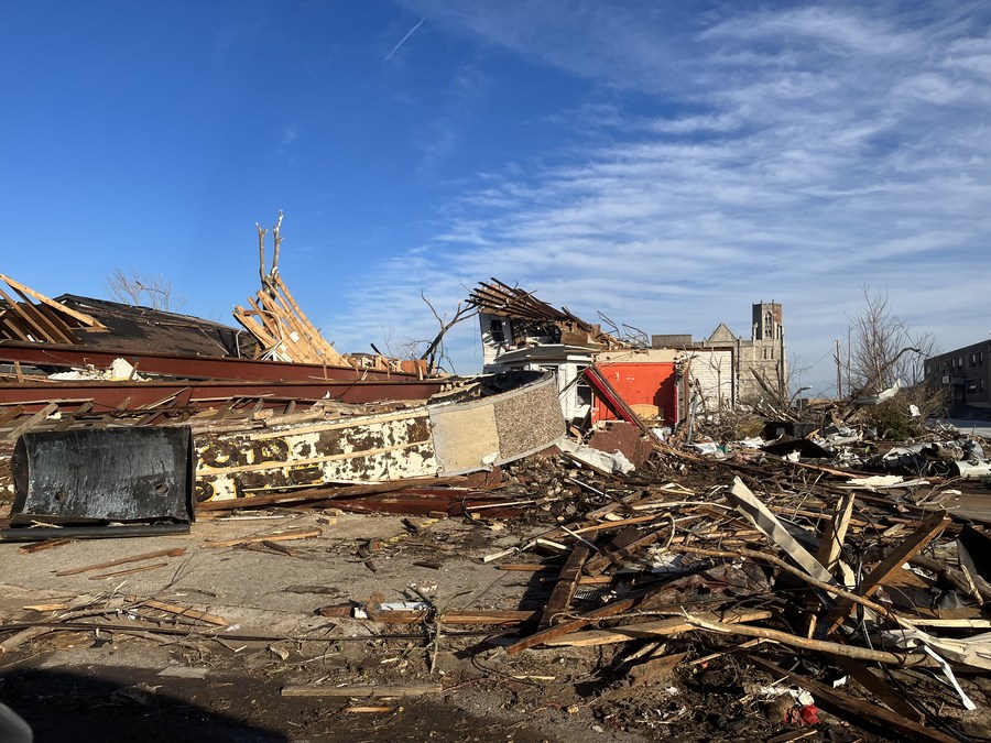 Over 30 tornadoes rip through 6 U.S. states, wreaking deadly havoc_英语频道 ...