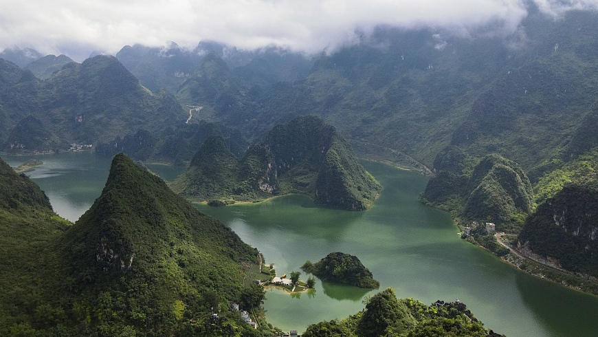广西凌云浩坤湖