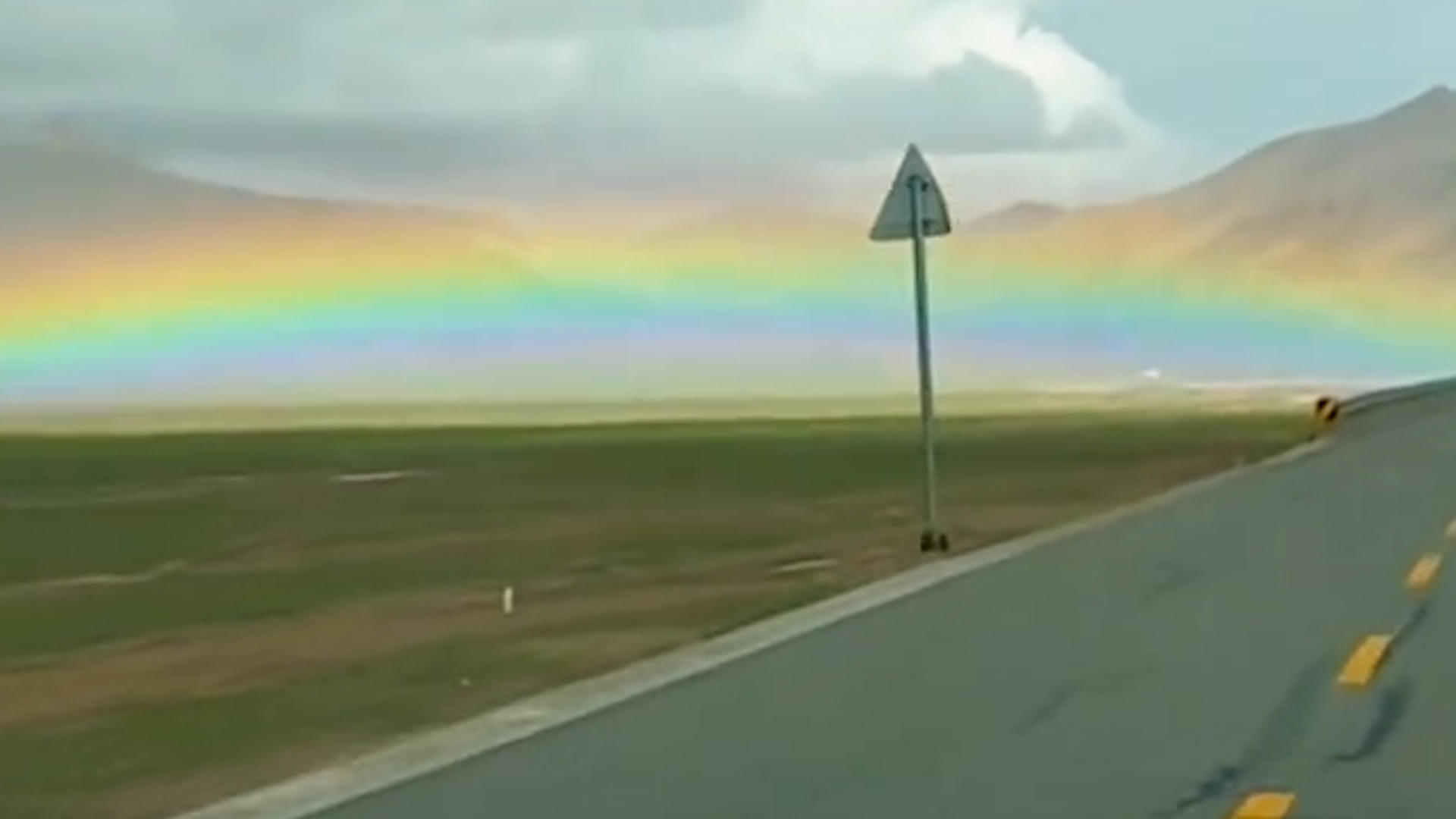 Chinese traveler captures breathtaking 'ground-hugging rainbow' in Xizang