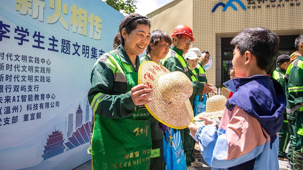 Xi extends greetings to working people nationwide ahead of Int'l Workers' Day