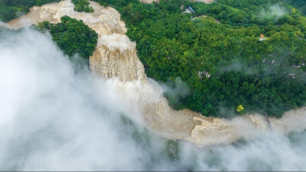 Huangguoshu Waterfall hits peak flow of 2026 flood season