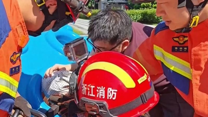 游乐设施、喷泉孔洞暗藏风险 孩子被卡千万别硬拽