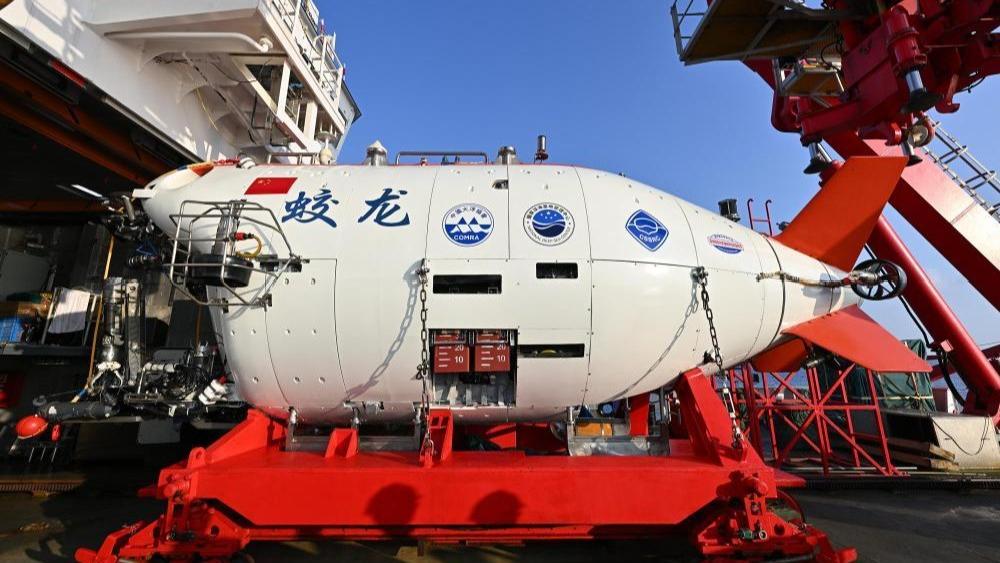 “蛟龙”号载人潜水器入海 计划下潜约4500米