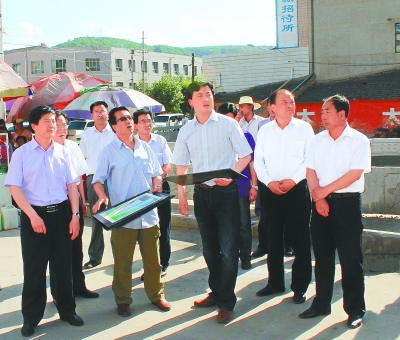 灵台县委书记王学书调研苹果产业