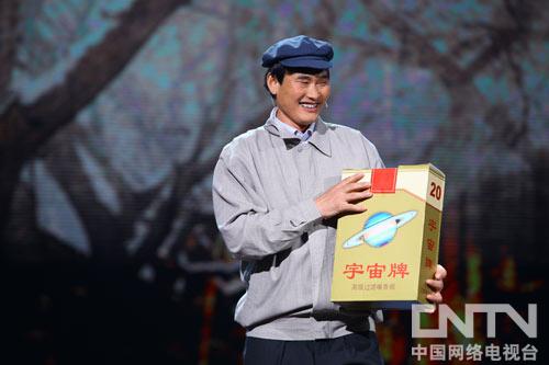 《综艺盛典》朱之文台上给赵忠祥献"烟"