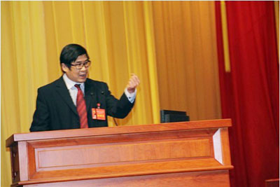 广东省政协十一届一次会议进行大会发言,民盟肇庆市委员会主委叶念乔