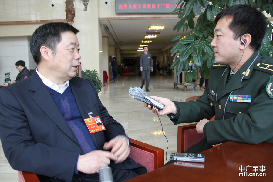 记者王亮采访中国载人航天总设计师,全国政协委员周建平 彭洪霞摄