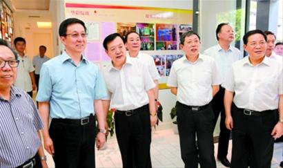 由中共中央政治局委员,上海市委书记韩正,市委副书记,市长杨雄率领的