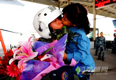 北空司令员庄可柱中将,北空政委刘绍亮中将专程到机场