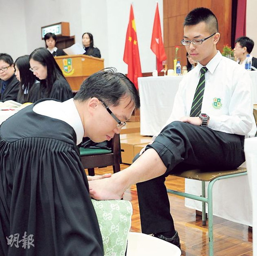 校长身教谦卑坚持为学生洗脚 盼培养仆人领袖